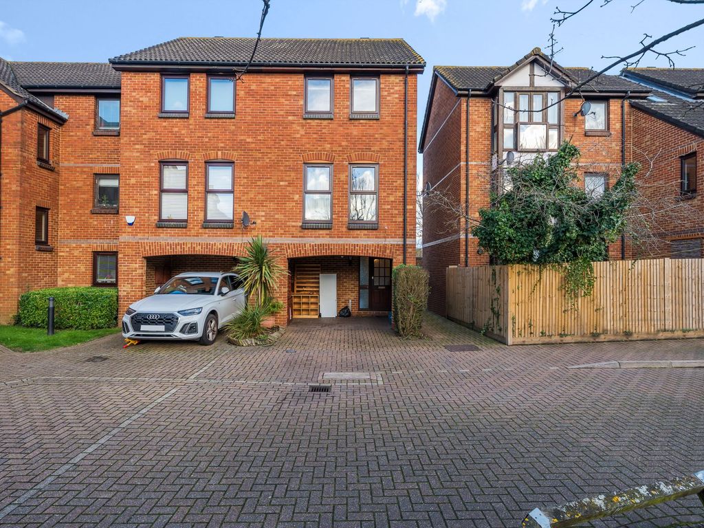 3 bed town house for sale in Farriers Road, Epsom KT17, £475,000 Zoopla