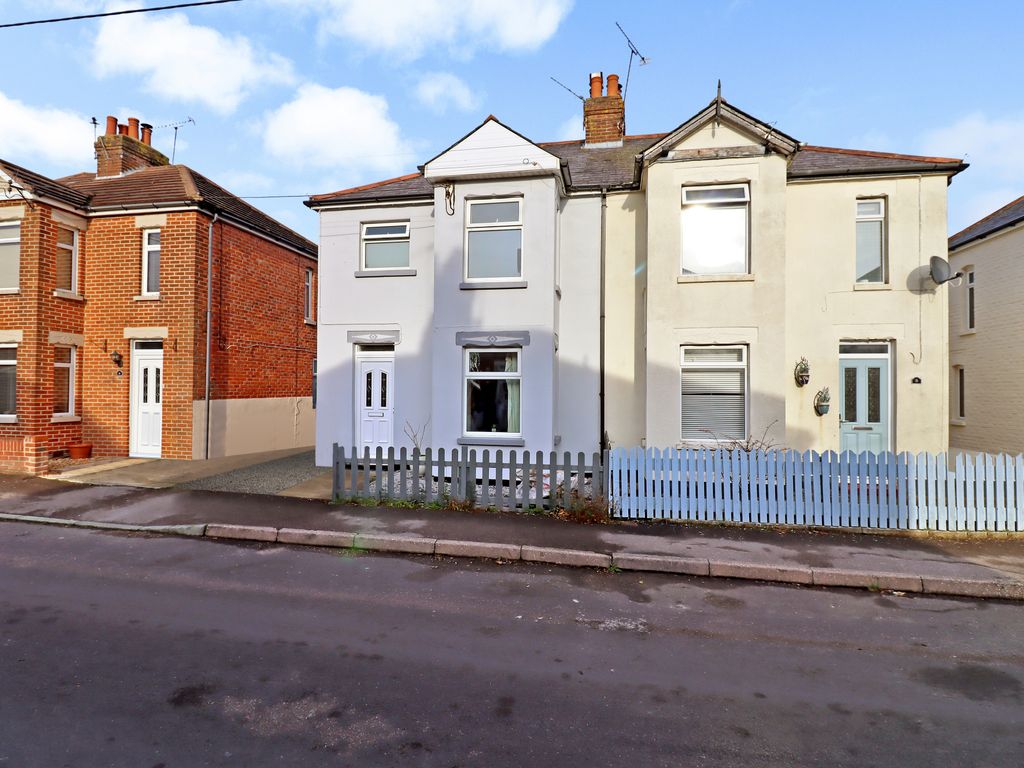 3 bed semidetached house to rent in Beaucroft Road, Waltham Chase