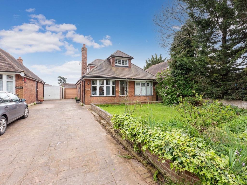 3 bed detached bungalow for sale in Holly Bush Lane, Iver SL0, £700,000