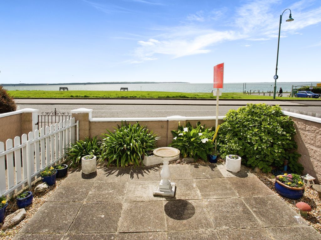 2 bed flat for sale in Marine Parade East, LeeOnTheSolent, Hampshire