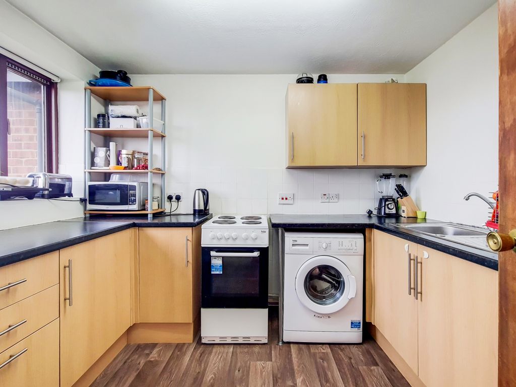 1 bed flat to rent in Birchwood Close, Morden SM4, £1,300 pcm Zoopla