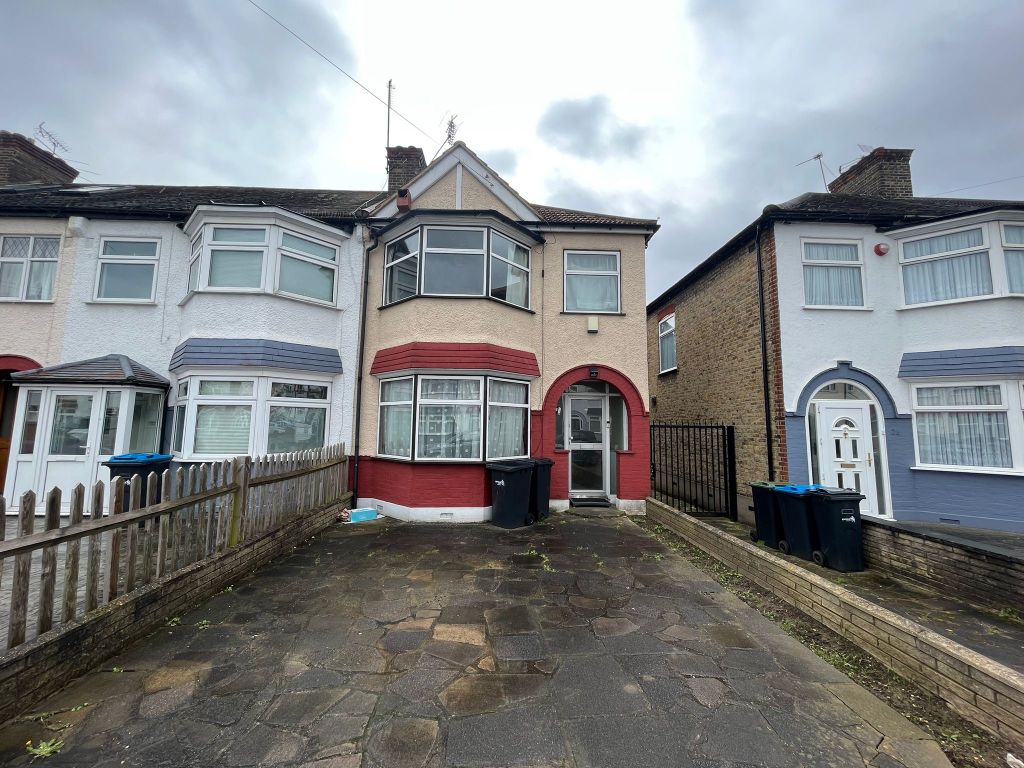 3 bed end terrace house to rent in Hazelwood Road, Enfield EN1, £2,000