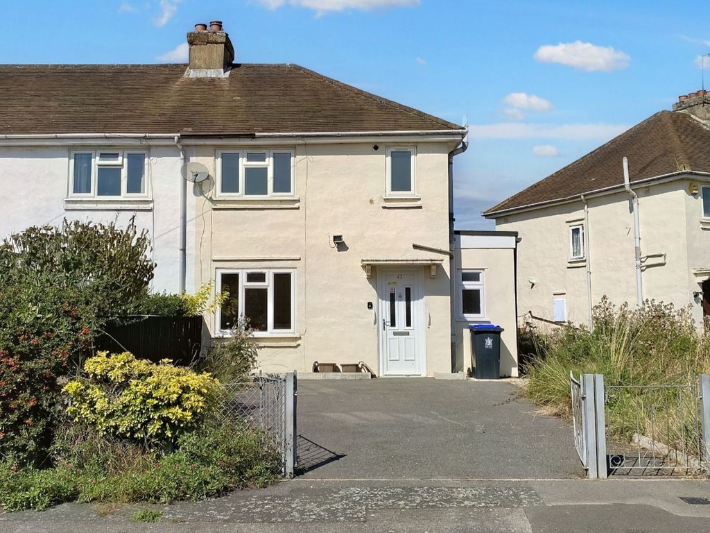 2 bed end terrace house for sale in Orchardville, Burnham, Slough SL1