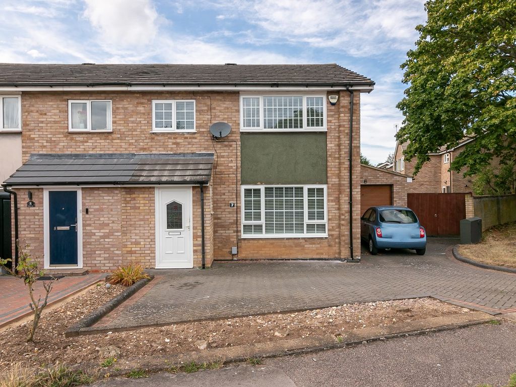 4 bed semidetached house for sale in Radburn Way, Letchworth Garden