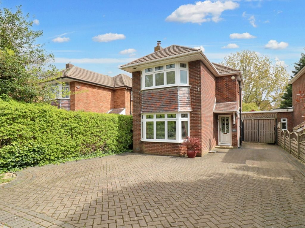 3 bed detached house for sale in Bursledon Road, Hedge End SO30, £