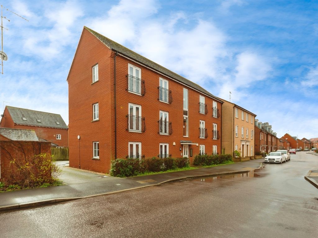 1 bed flat for sale in Prince Rupert Drive, Aylesbury HP19, £185,000