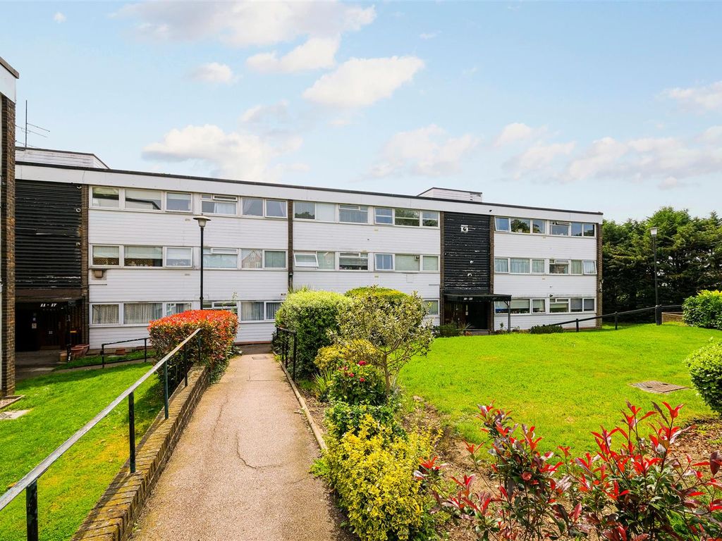 2 bed flat to rent in St. Winifreds Close, Chigwell IG7, £1,400 pcm