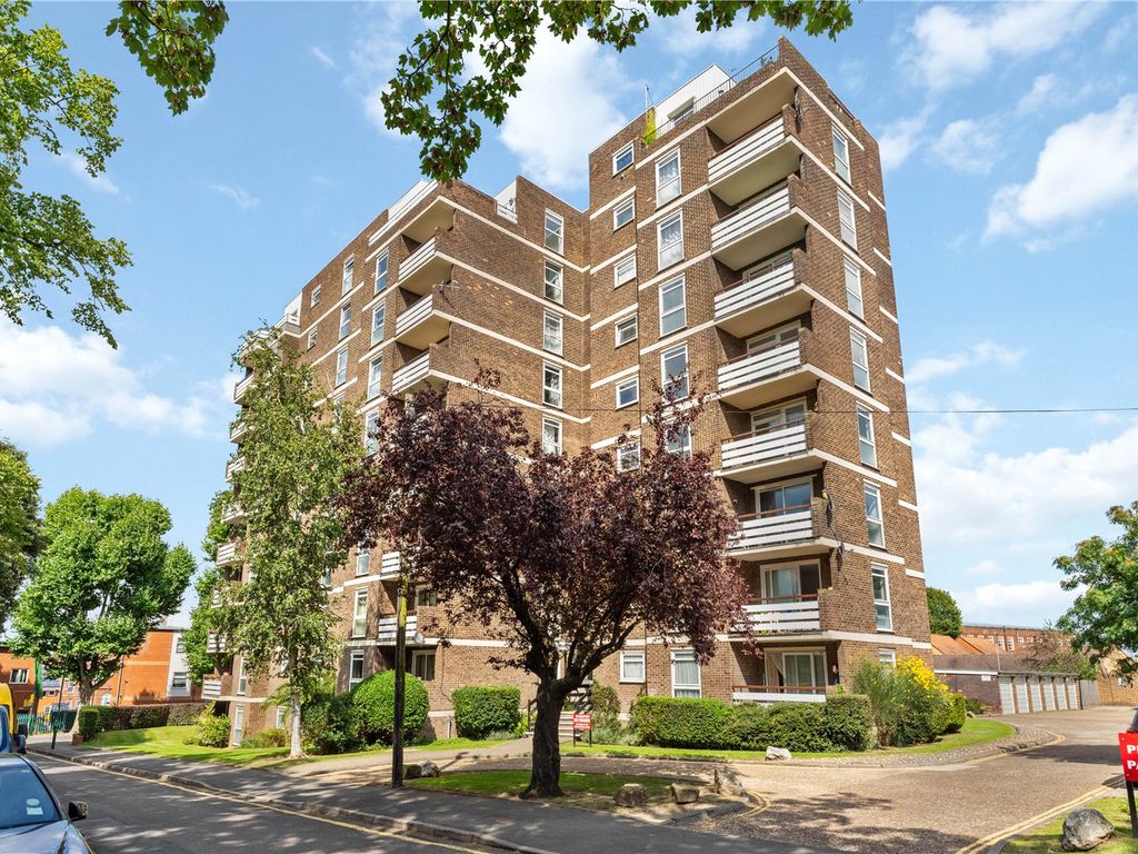 2 bed flat for sale in Manor Park Road, Sutton, Surrey SM1, £365,000