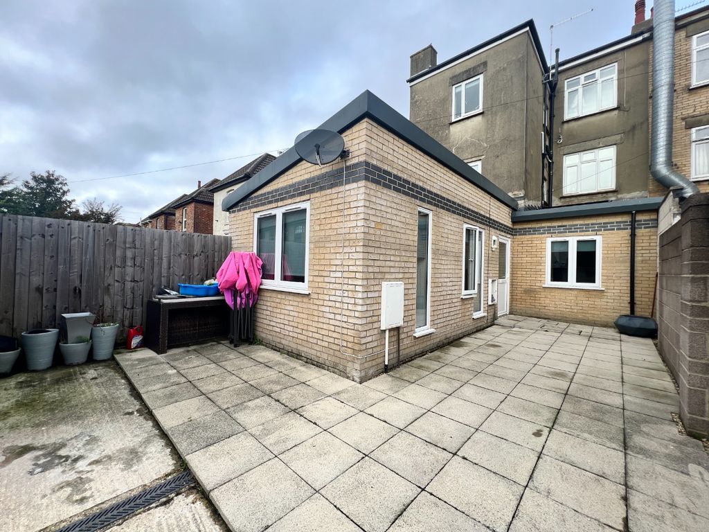 2 bed flat to rent in Loch Road, Poole, Dorset BH14, £1,000 pcm Zoopla