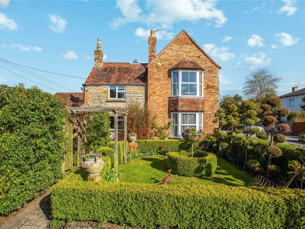 4 bed detached house for sale in Main Street, Offenham, Evesham WR11