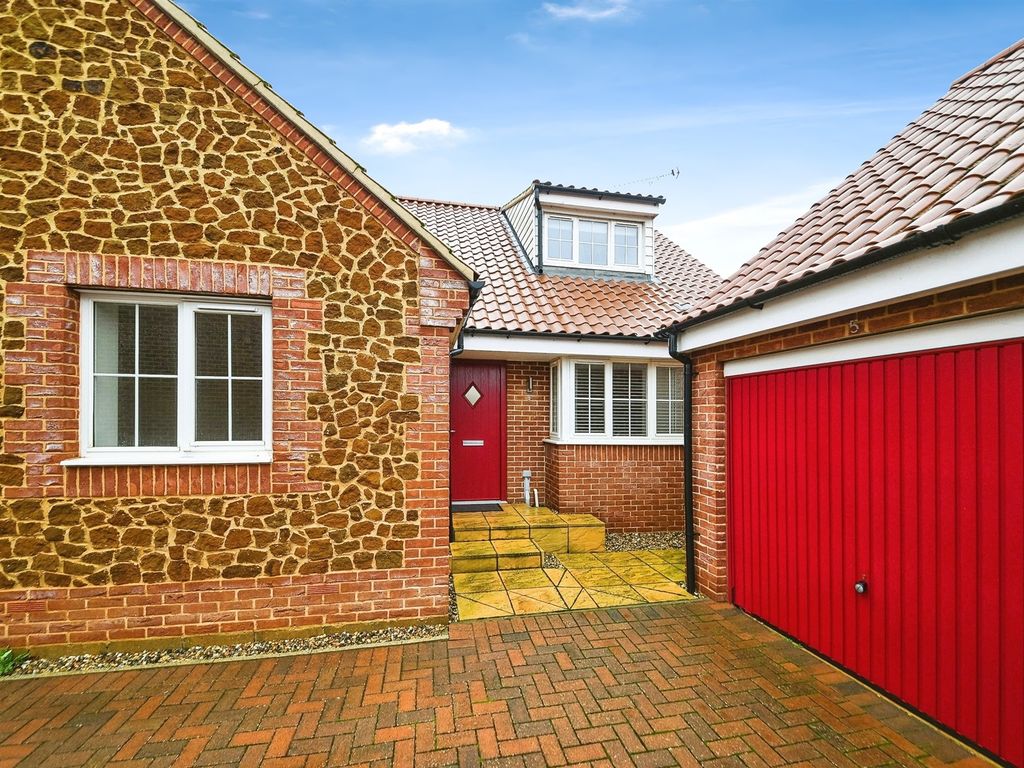 3 bed bungalow for sale in Harrold Close, Heacham, King's Lynn PE31, £