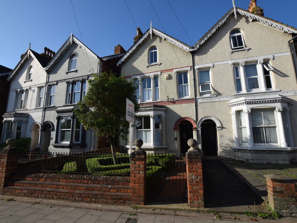 4 bed semidetached house for sale in Wendover Road, Aylesbury