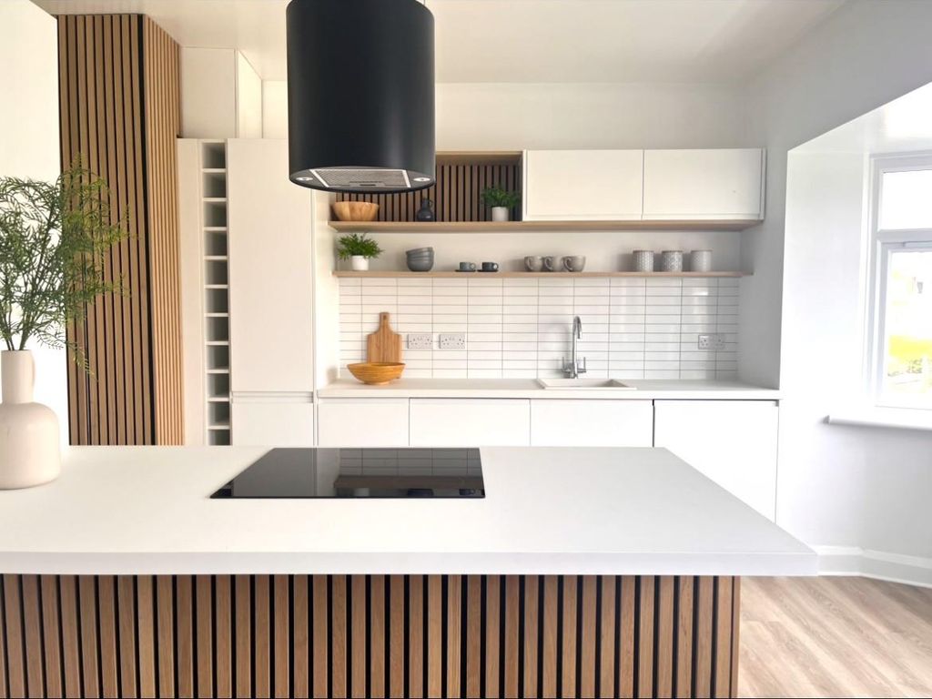 3 bed flat for sale in Wickham Avenue, BexhillOnSea TN39, £280,000