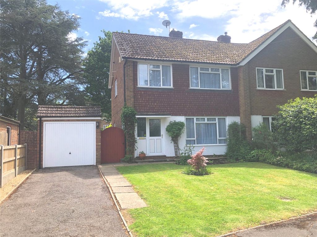 3 bed semidetached house for sale in Wrecclesham Hill, Wrecclesham