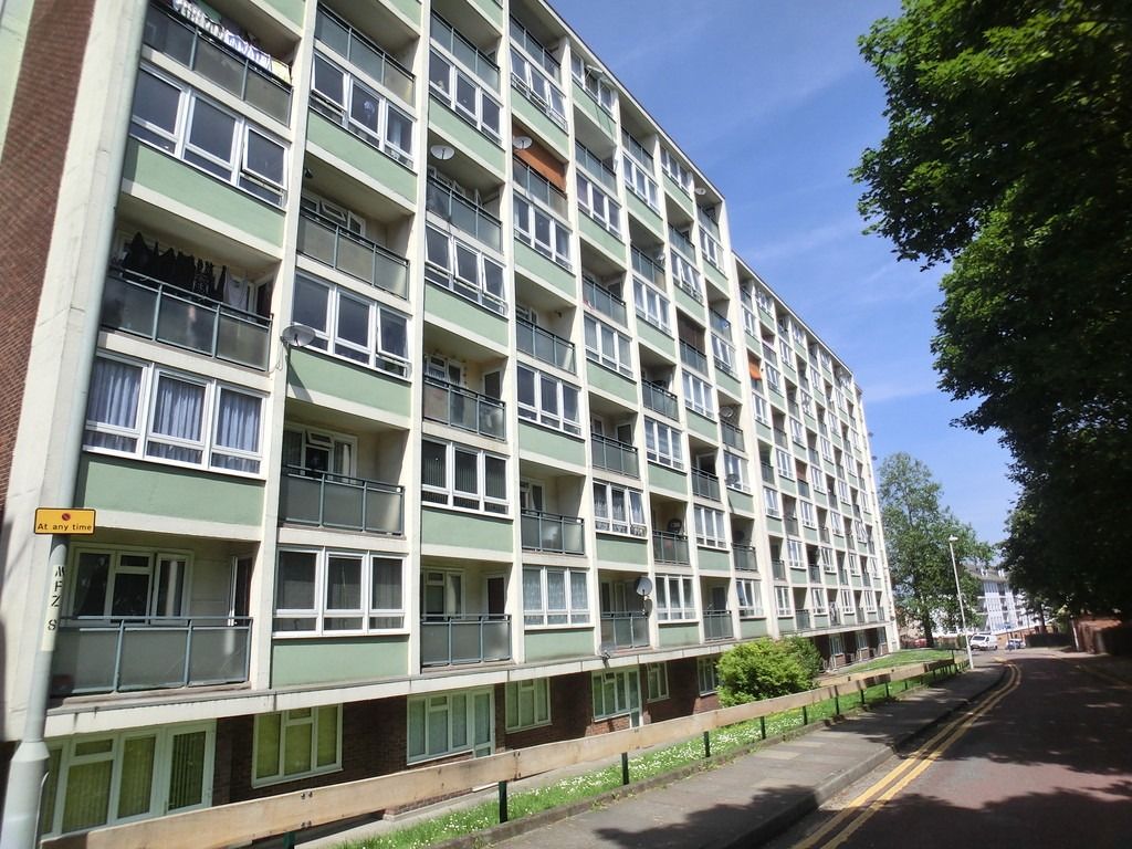 Studio to rent in Chantry Court, Gordon Place, Gravesend, Kent DA12