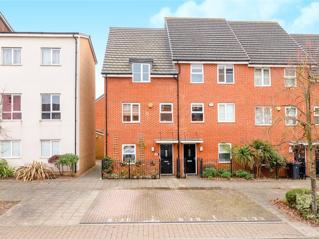 4 bed end terrace house to rent in Gweal Avenue, Reading, Berkshire RG2