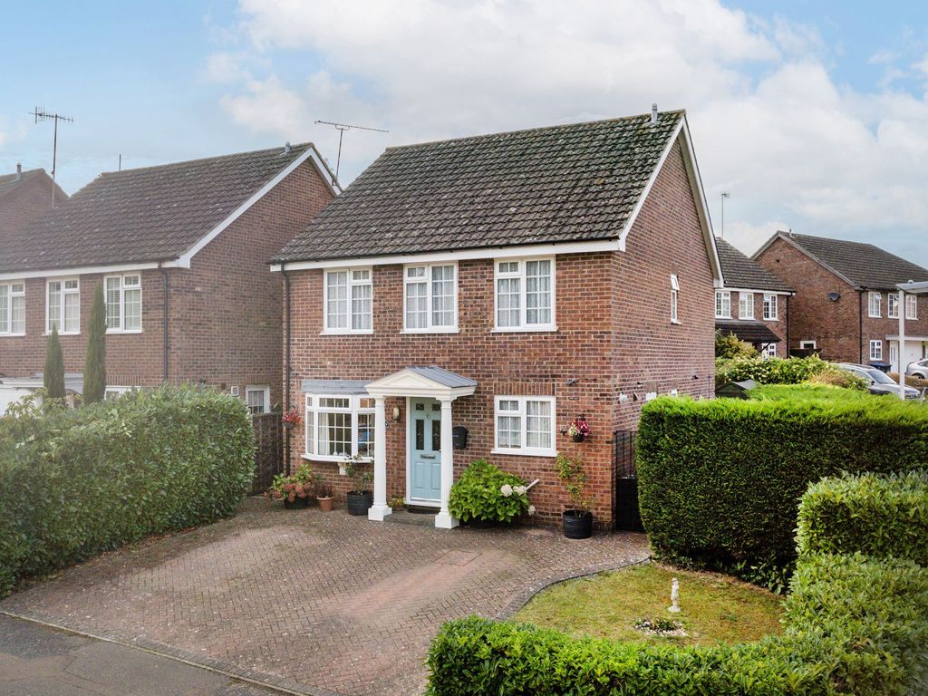 4 bed detached house for sale in Farm Close, East Grinstead RH19, £585,000 Zoopla
