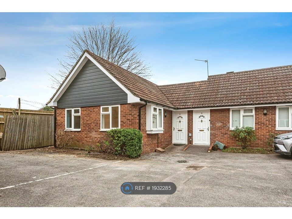 2 bed bungalow to rent in Harrison Place, Basingstoke RG21, £1,450 pcm