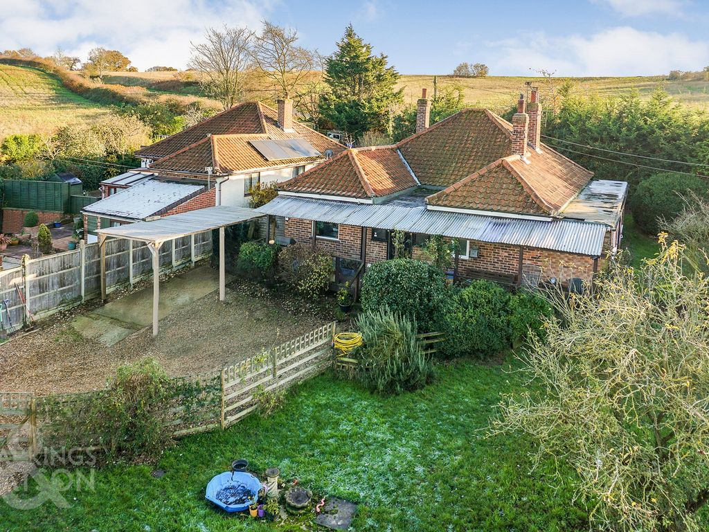 4 bed detached bungalow for sale in Low Road, Mettingham, Bungay NR35