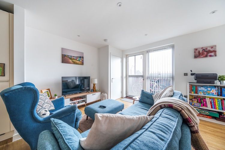 3 bed flat for sale in Coddington Close, East Herts, Hertfordshire SG12