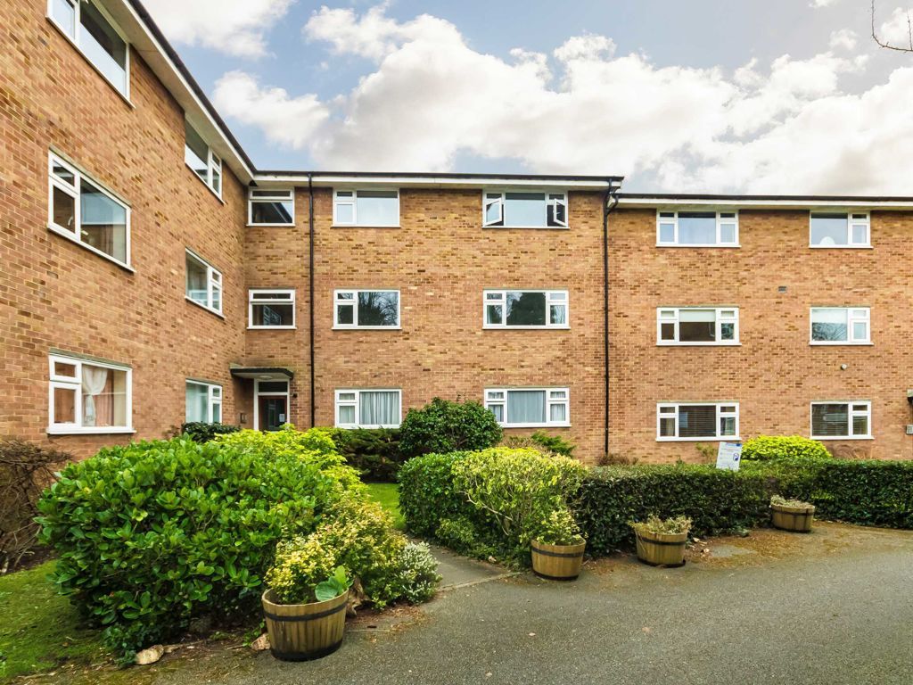 2 bed flat to rent in Lovelace Gardens, Surbiton KT6, £1,895 pcm Zoopla