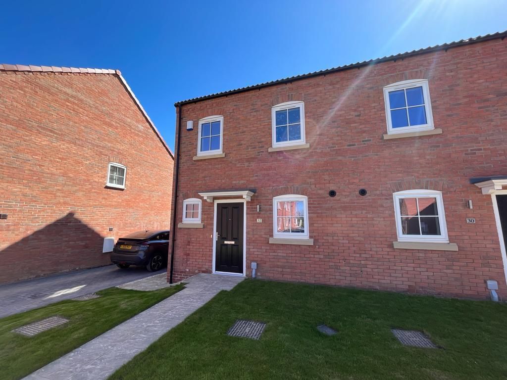 3 bed semidetached house for sale in Lapwing Close, Beckingham