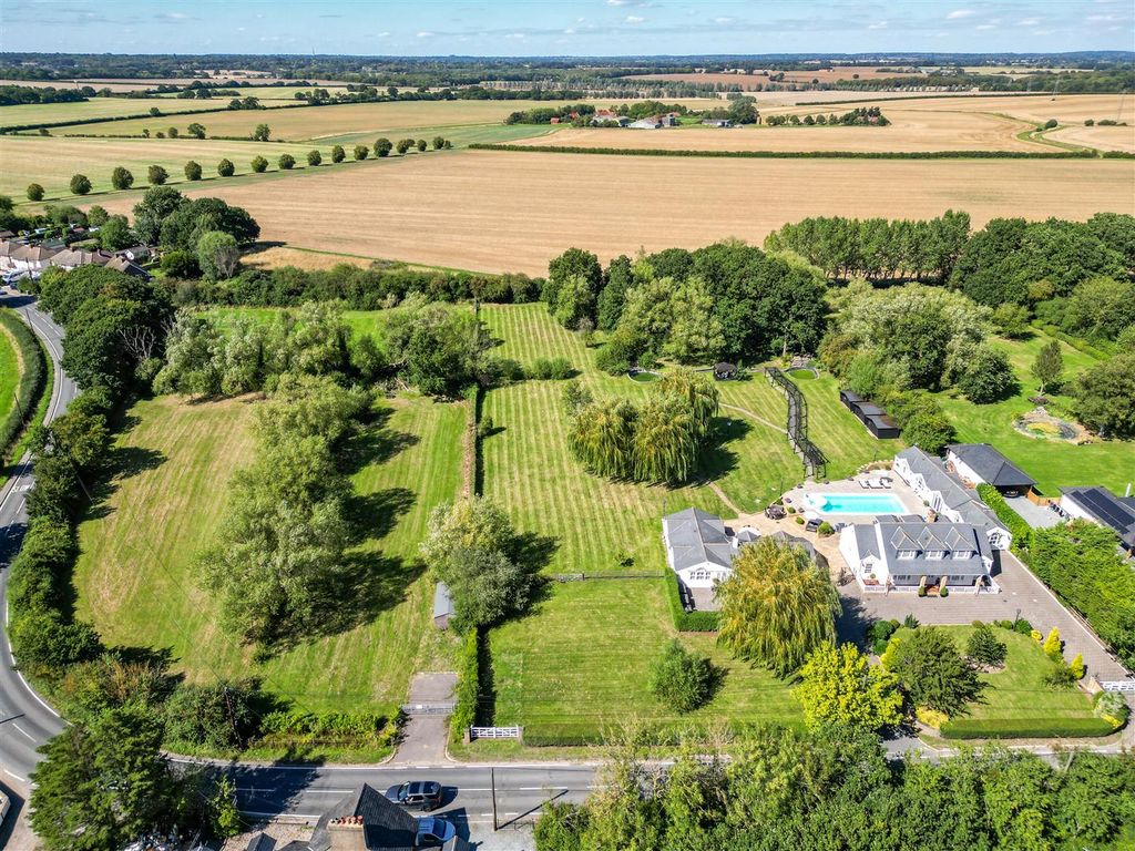 5 bed detached house for sale in Billericay Road, Herongate, Brentwood