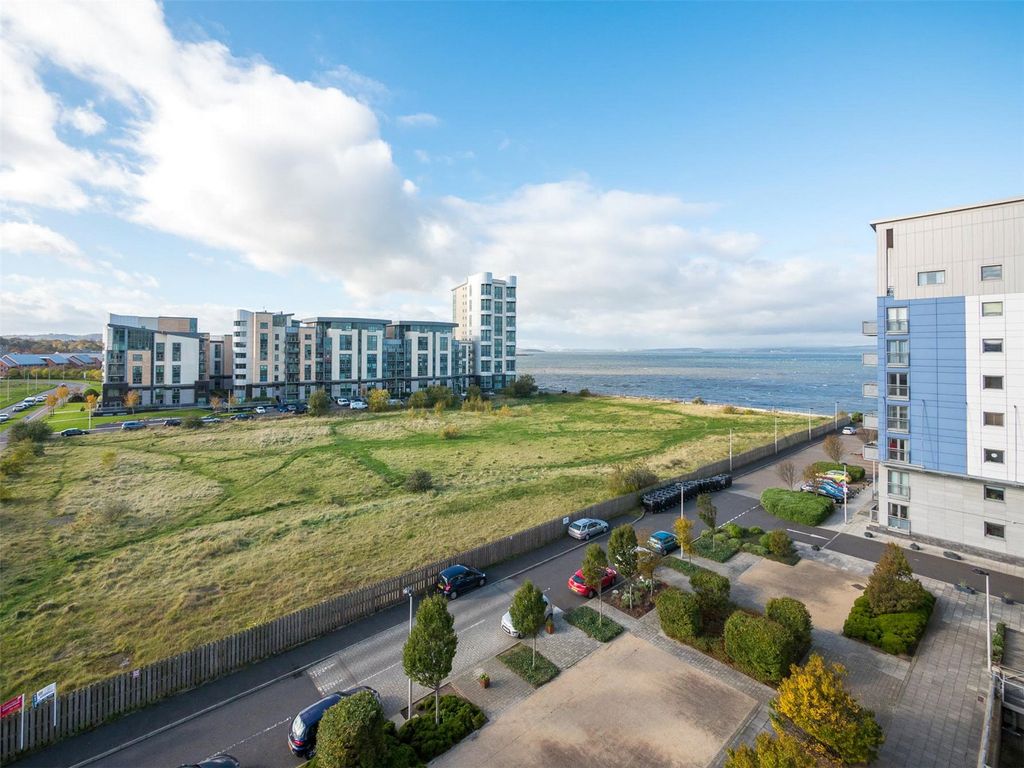 3 bed flat to rent in Western Harbour Terrace, Edinburgh EH6, £1,590