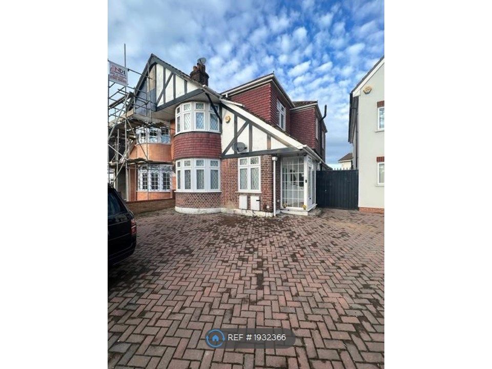 Studio to rent in Great West Road, Hounslow TW5, £1,100 pcm Zoopla