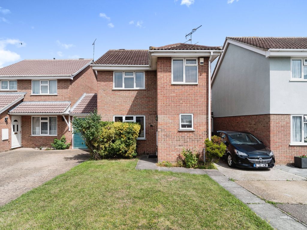 3 bed linkdetached house for sale in Hunters Way, Chelmsford CM1, £