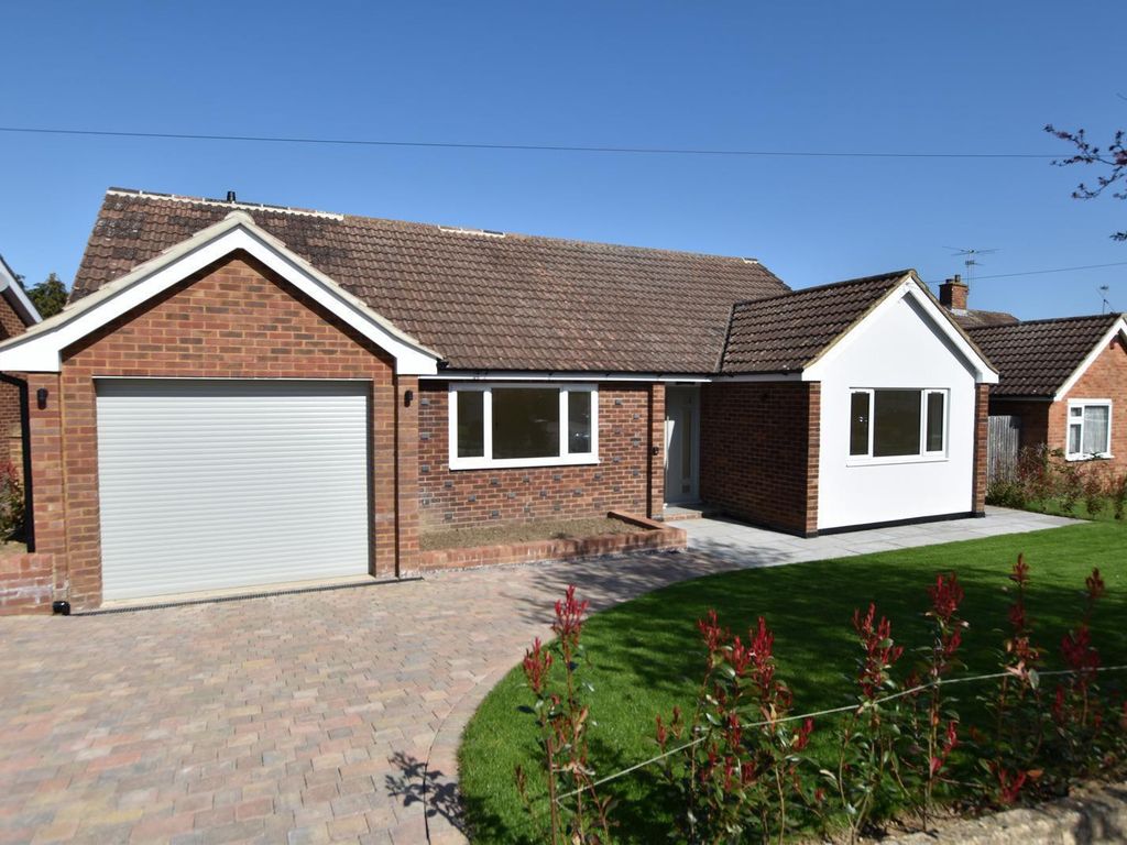 3 bed detached bungalow for sale in Romans Way, Pyrford GU22 Zoopla