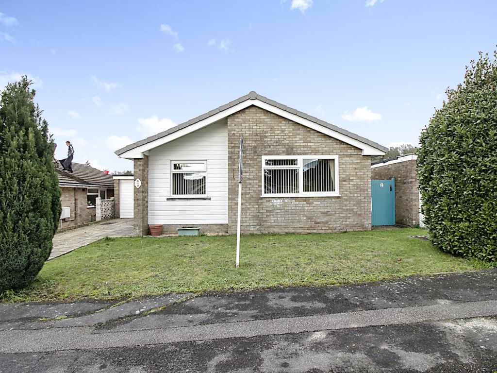 3 bed bungalow for sale in Pinewood Way, Midhurst, West Sussex GU29