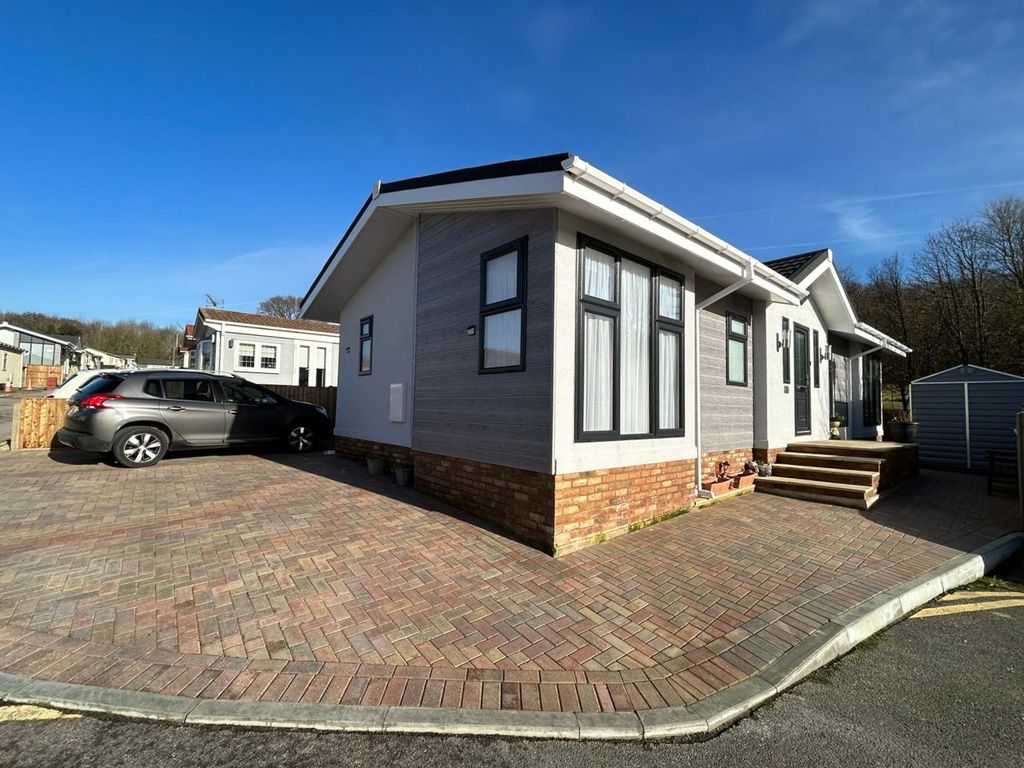 2 bed mobile/park home for sale in The Oaks, Woodbine Close, Waltham