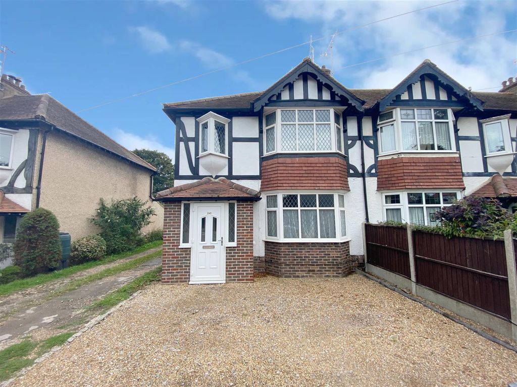 3 bed end terrace house for sale in South Farm Road, Broadwater