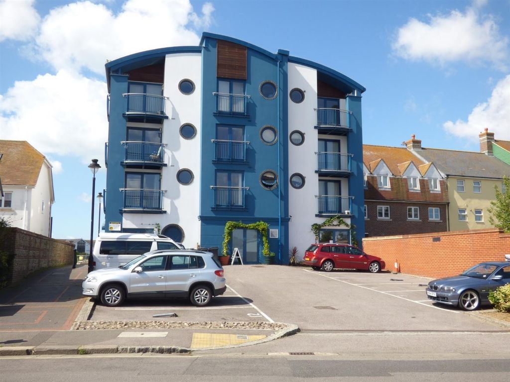1 bed flat for sale in Pier Road, Littlehampton BN17, £160,000 Zoopla