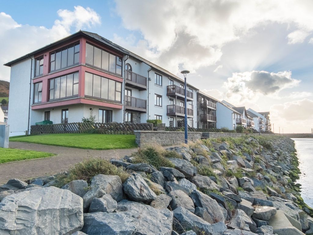 2 bed flat to rent in Y Lanfa, Trefechan, Aberystwyth SY23, £900 pcm