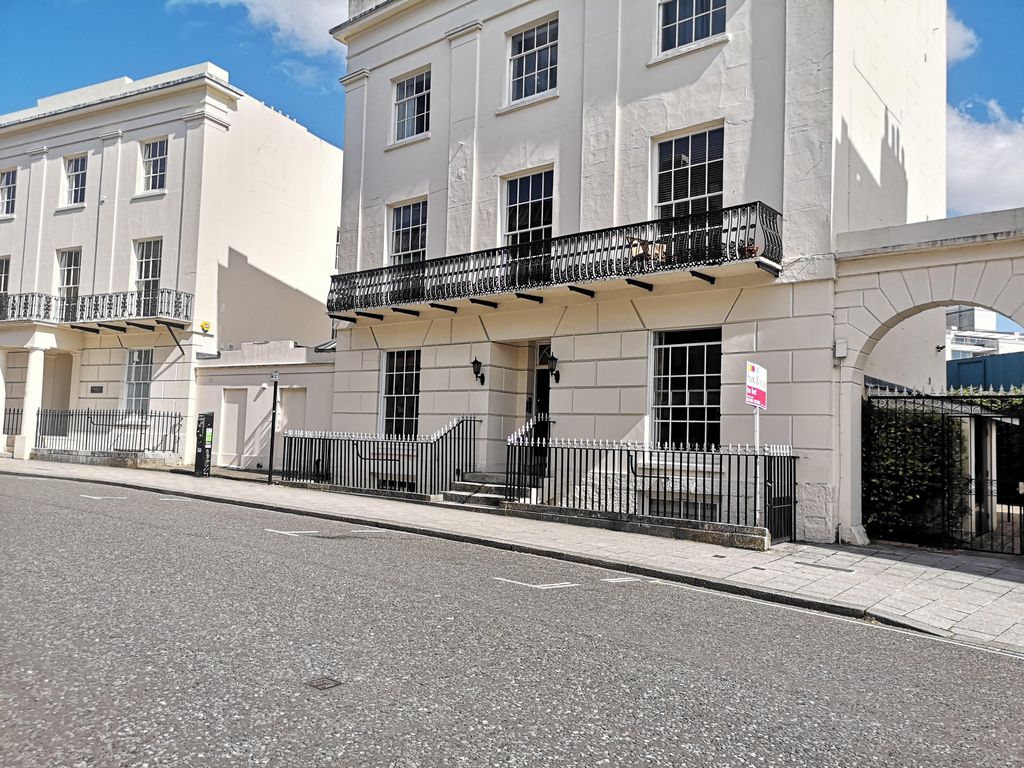 2 bed flat to rent in Carlton Crescent, Southampton SO15, £1,250 pcm