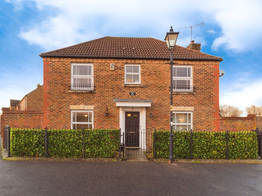 4 bed detached house for sale in Spruce Road, Aylesbury HP19, £530,000 Zoopla