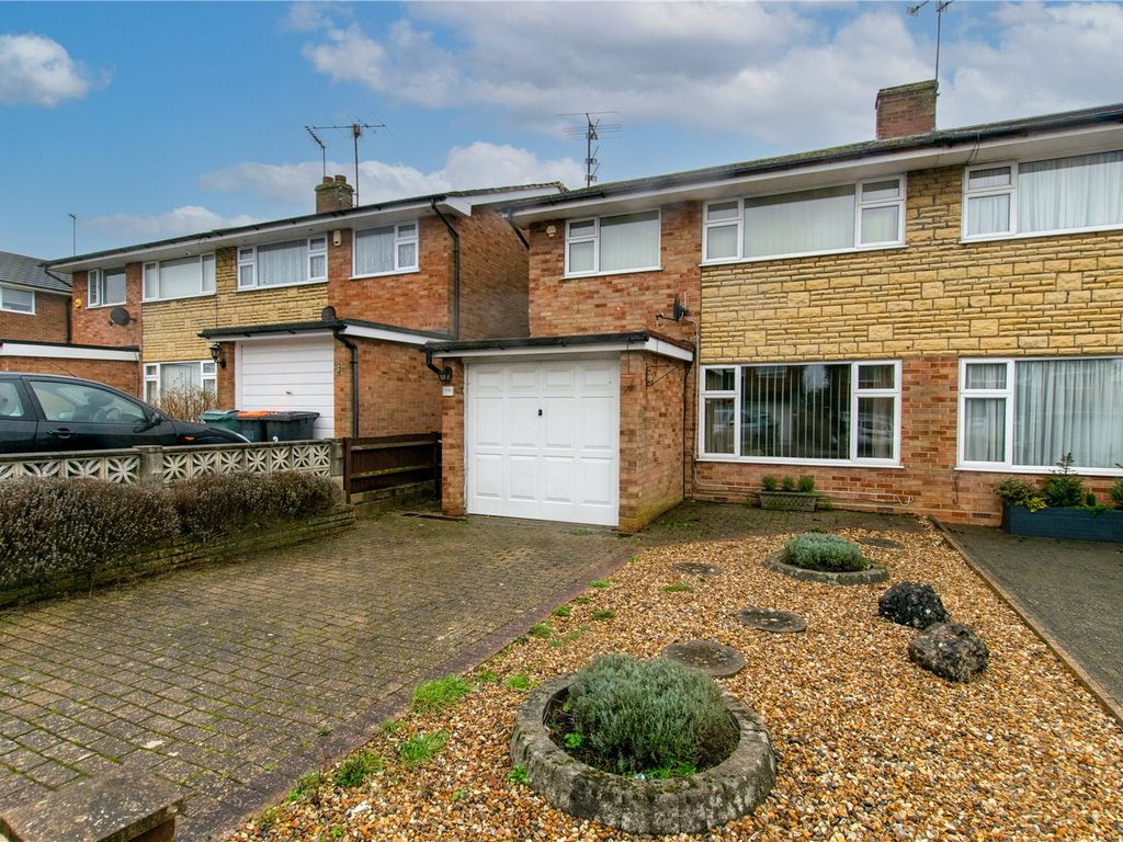 3 bed semidetached house for sale in Lambs Close, Dunstable