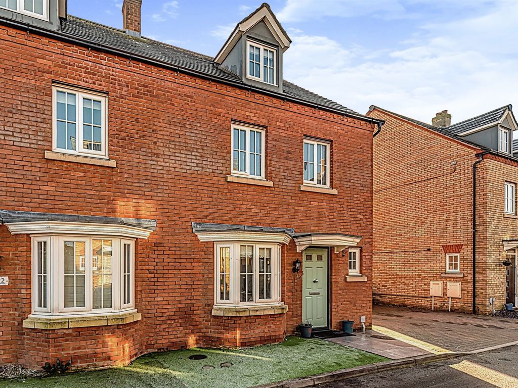 4 bed semidetached house for sale in Bluebell Drive, Lower Stondon