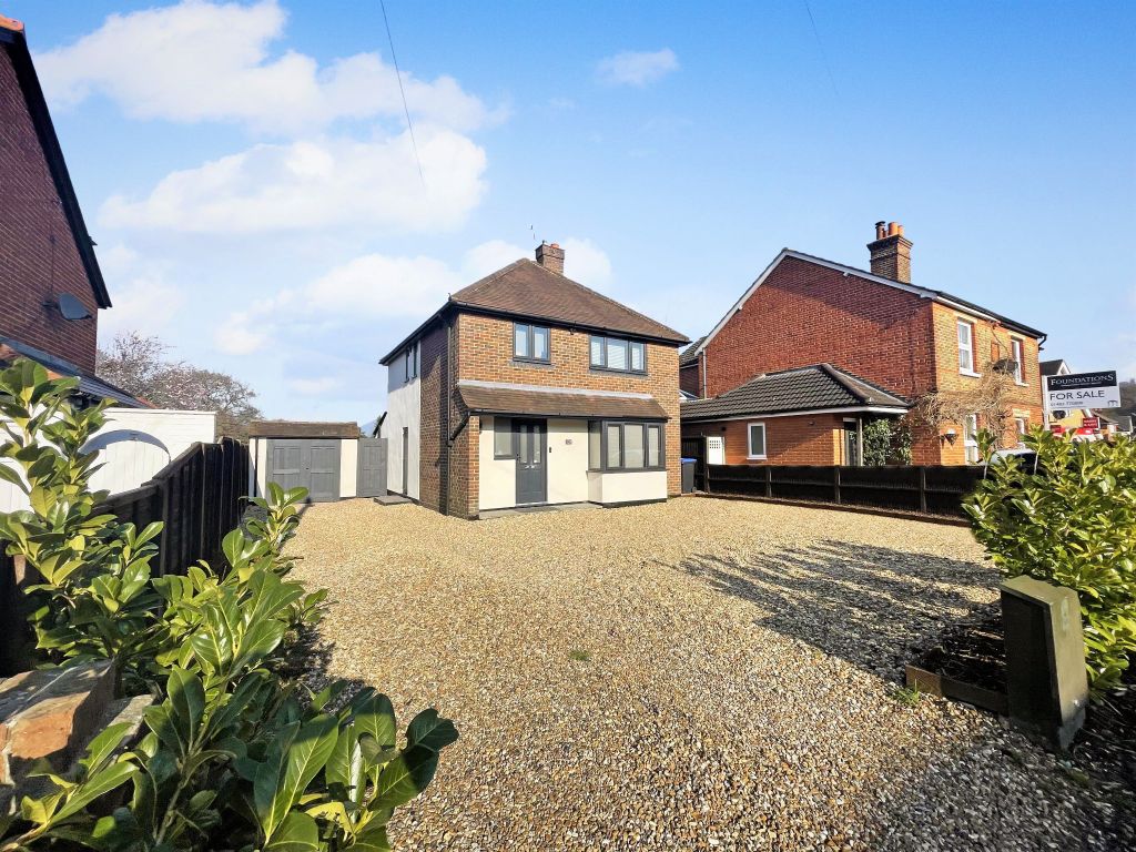 3 bed detached house to rent in Robin Hood Road, Knaphill, Woking GU21