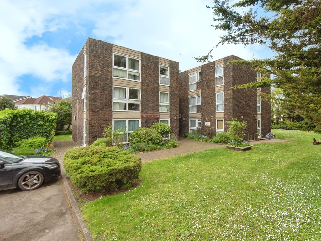 2 bed flat for sale in Nelson Road, Whitton, Hounslow TW3, £300,000
