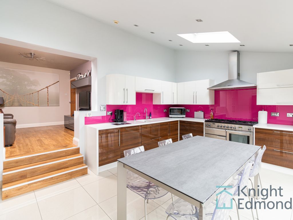 3 bed country house for sale in Lower Road, East Farleigh, Maidstone