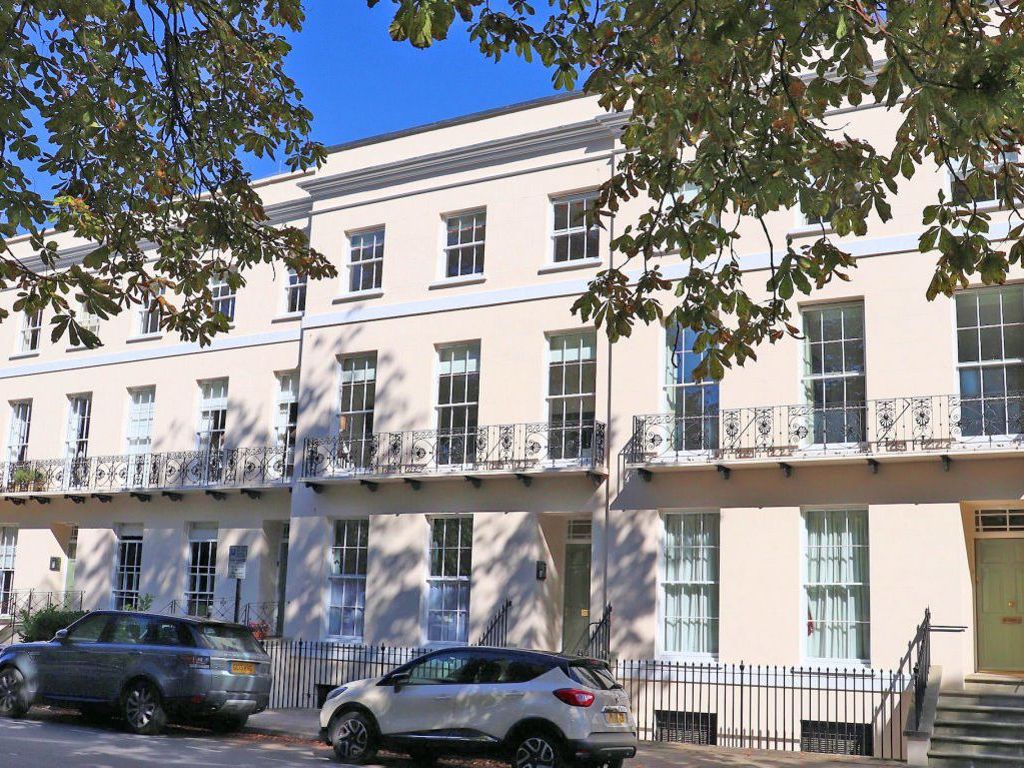 3 bed flat to rent in Montpellier Spa Road, Cheltenham GL50, £1,350 pcm Zoopla