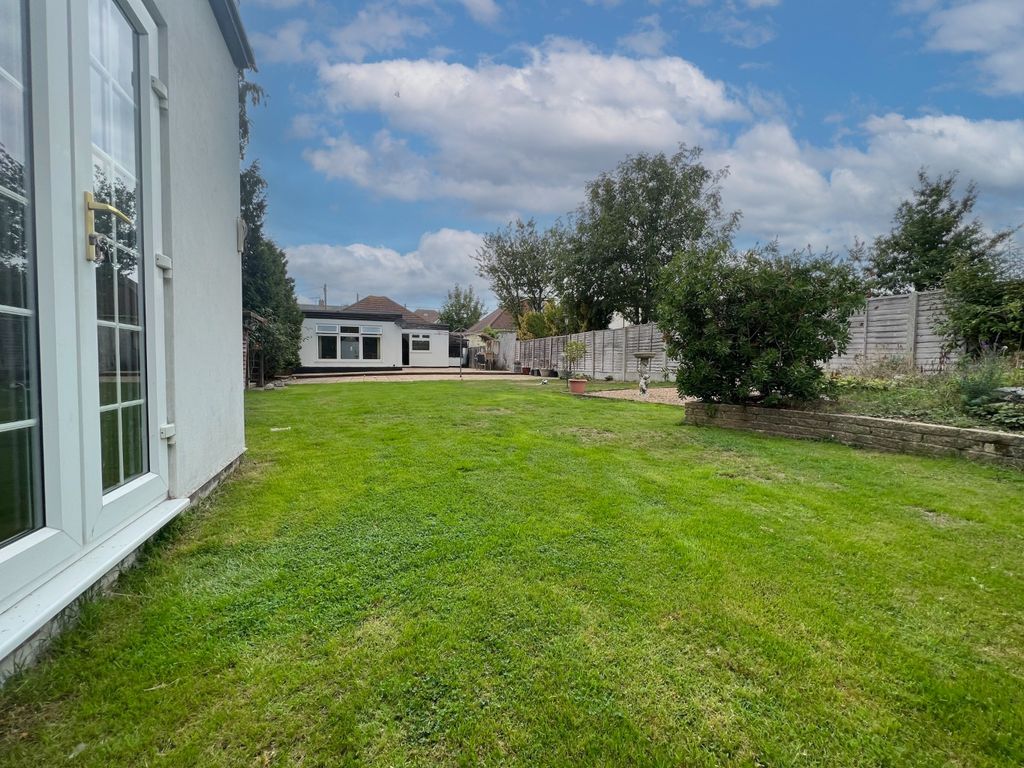 3 bed detached bungalow for sale in Greensward Lane, Hockley SS5 Zoopla