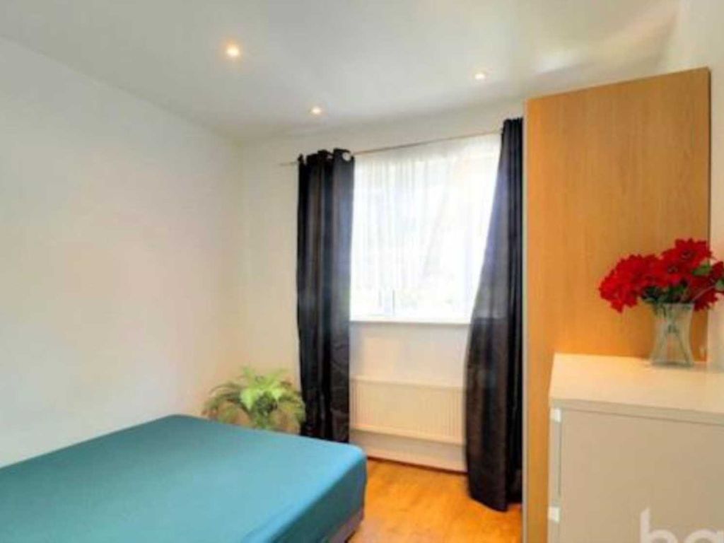 Room to rent in Hathaway Gardens, West Ealing W13, £850 pcm Zoopla