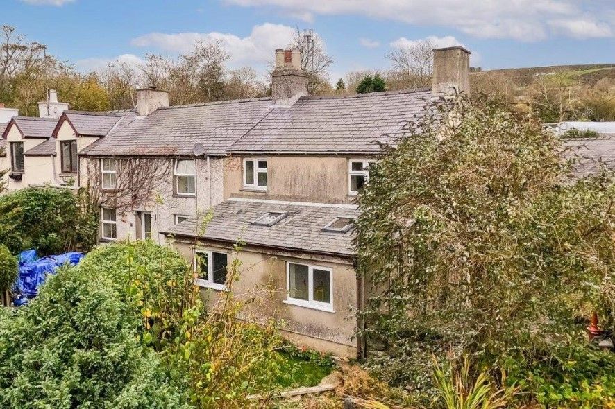 2 bed end terrace house for sale in 1 Tai Cefn Du, Waunfawr, Caernarfon