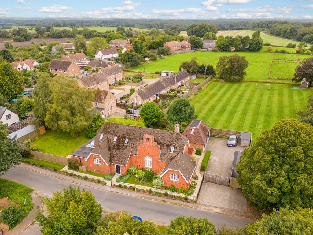 5 bed detached house for sale in Nuffield, HenleyOnThames RG9, £