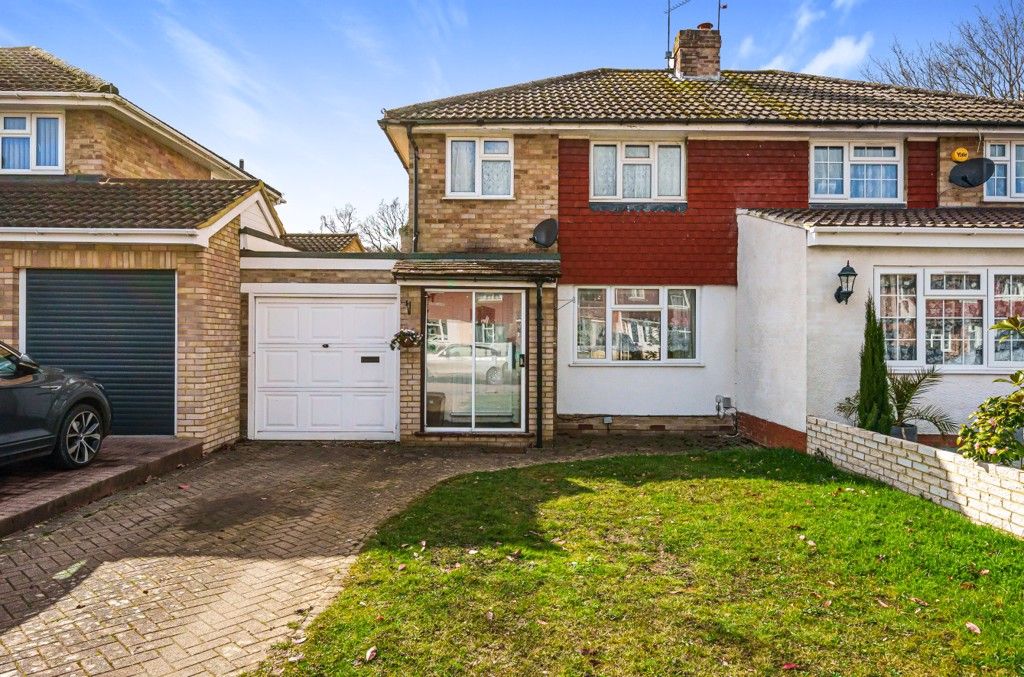 3 bed semidetached house for sale in Quentin Road, Woodley, Reading