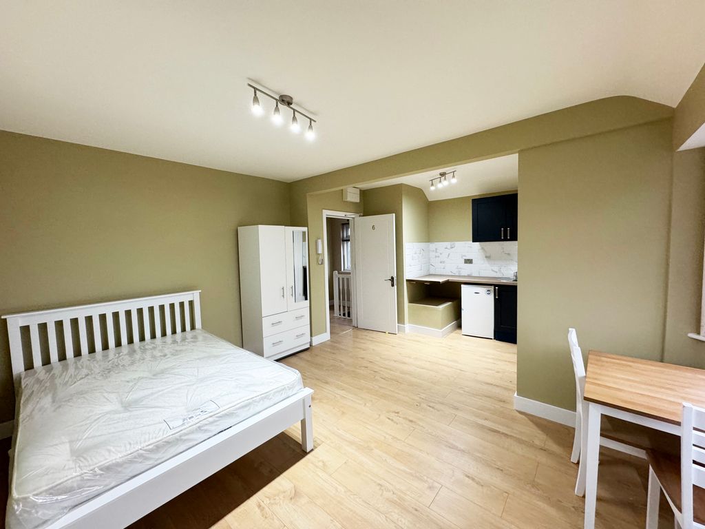 Studio to rent in Stanwell Gardens, Staines TW19, £900 pcm Zoopla